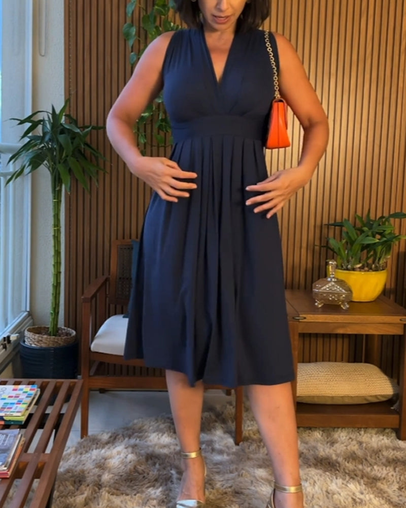 Kleid mit V-Ausschnitt, ärmellos und betonter Taille