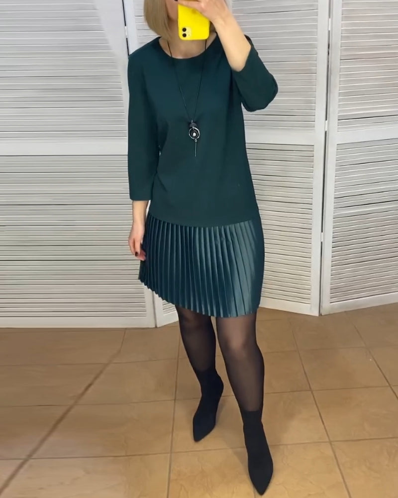 Kleid mit plissierten Einsätzen und einfarbigen Farben