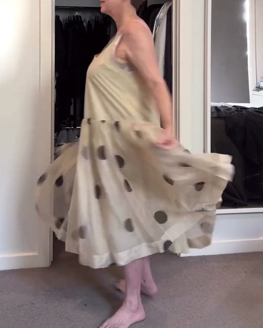 Freizeitkleid mit trägern und polka dots