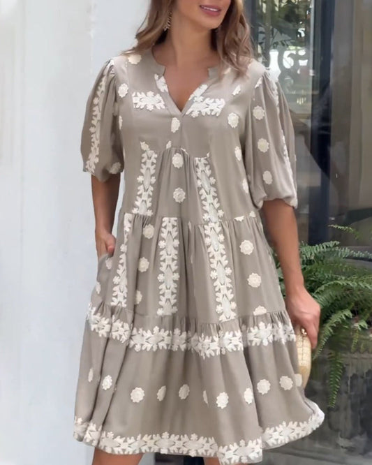 Kleid mit Puffärmeln und V-Ausschnitt