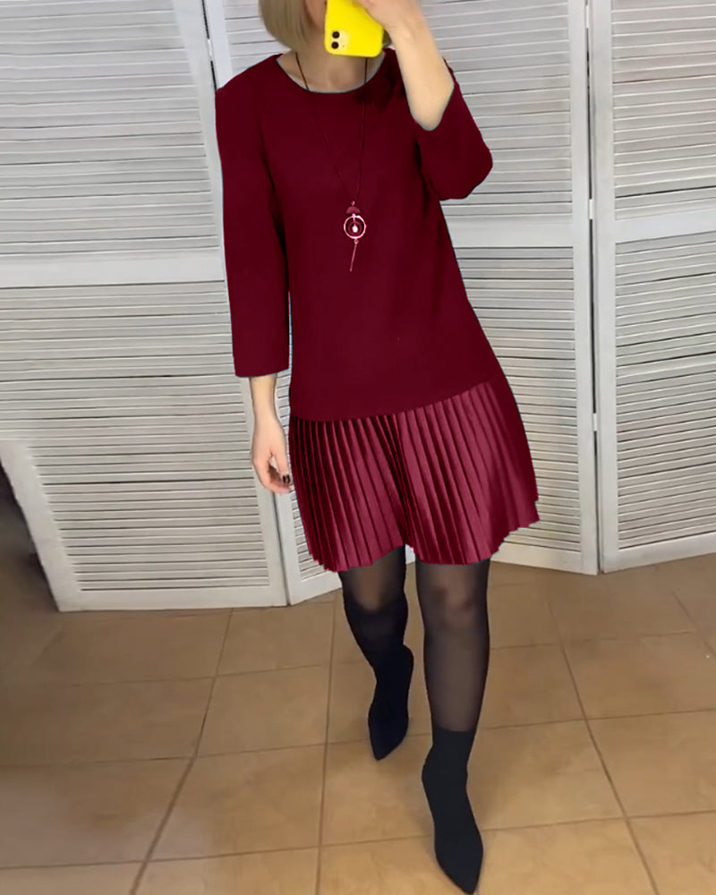 Kleid mit plissierten Einsätzen und einfarbigen Farben