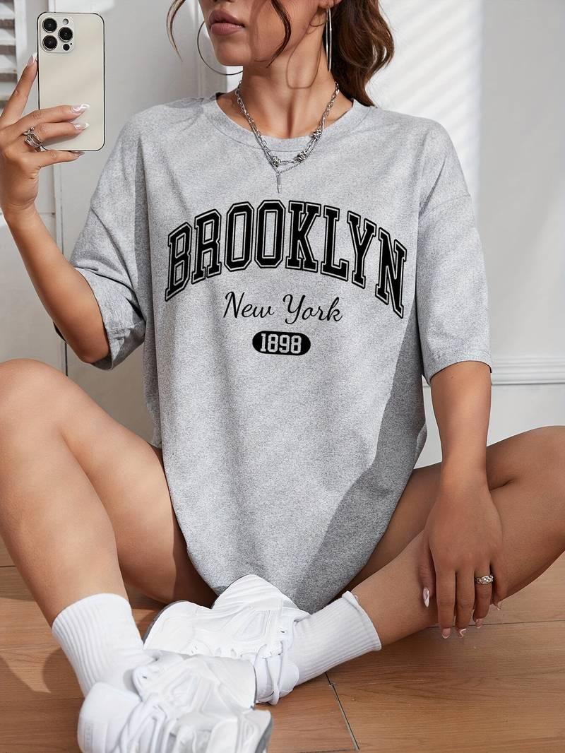 Savannah – stilvolles rundhals-t-shirt mit brooklyn-print - LOVEZOE