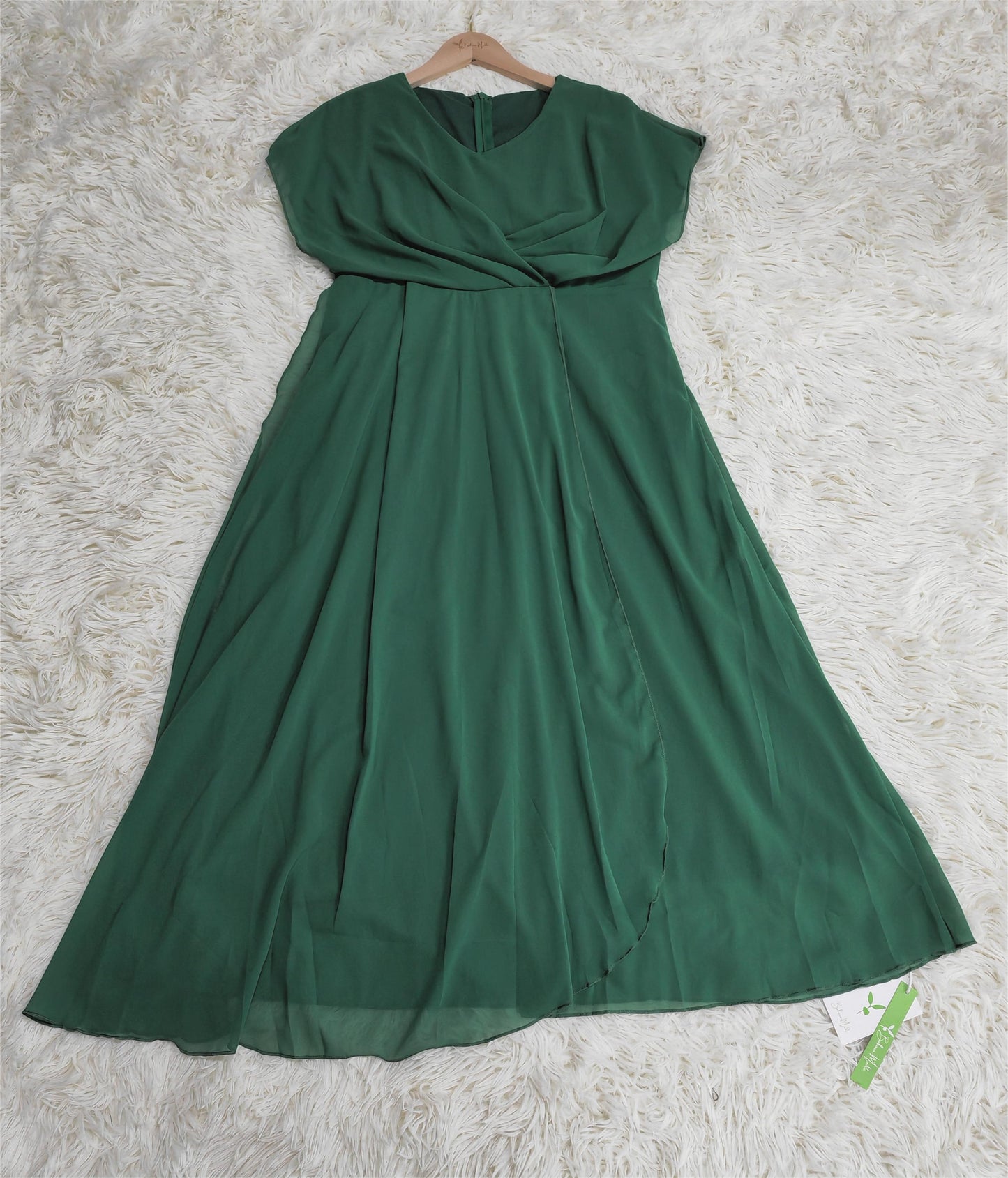 Naturlux® - Grünes Midikleid mit plissiertem Frontschlitz und Juwelen