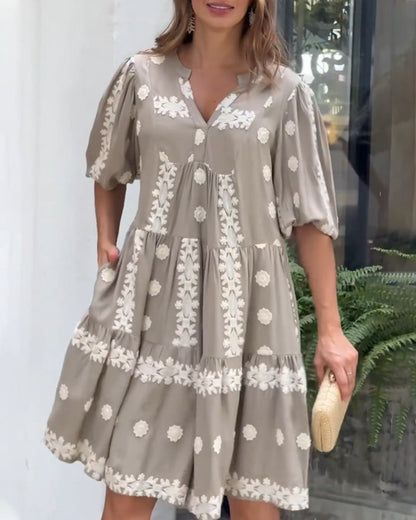 Kleid mit Puffärmeln und V-Ausschnitt