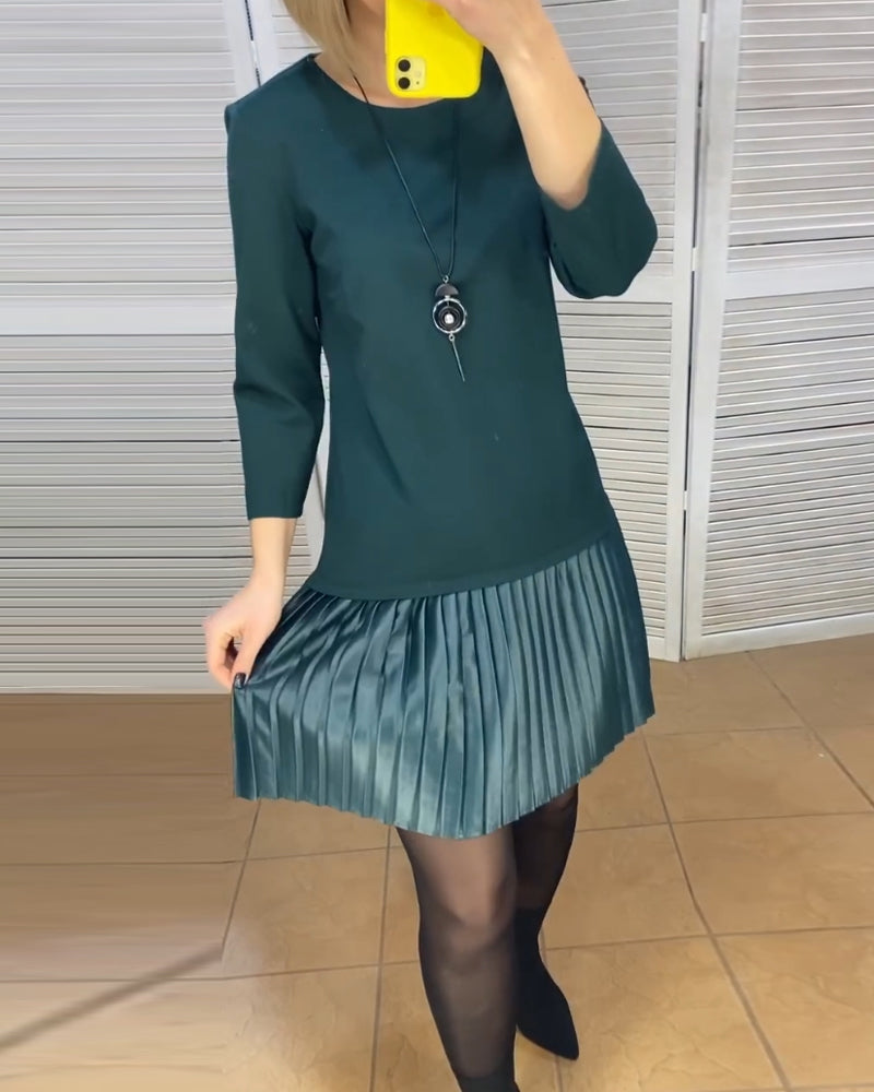 Kleid mit plissierten Einsätzen und einfarbigen Farben