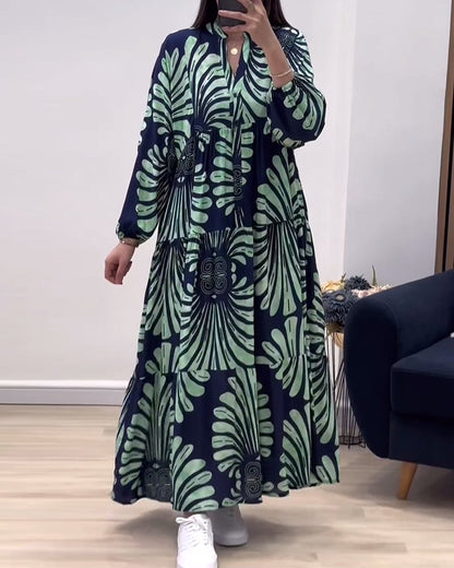 Langes kleid mit stehkragen und langen ärmeln, patchwork-print