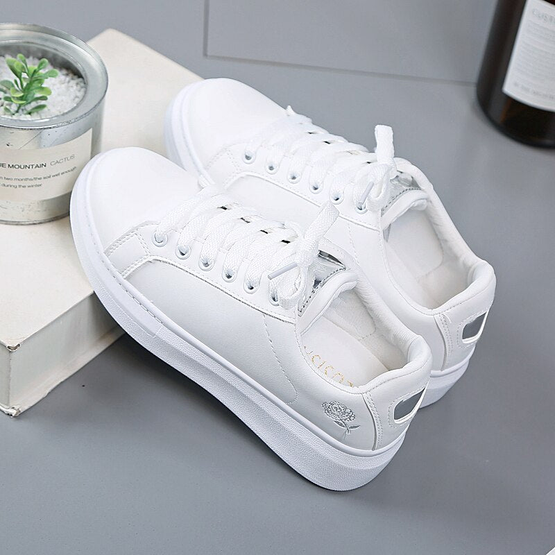 Nele – Hochwertiger Sneaker mit Aircushion-Sohle und Rosenemblem