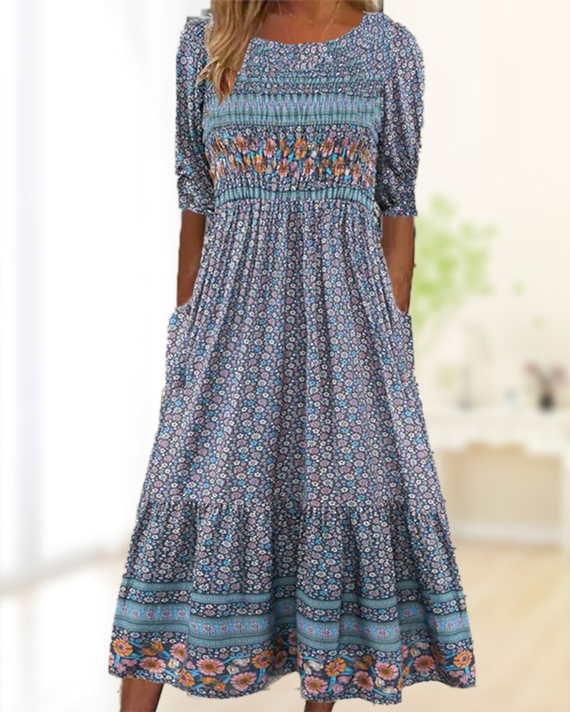 Kleid mit kleinem blumendruck und tasche