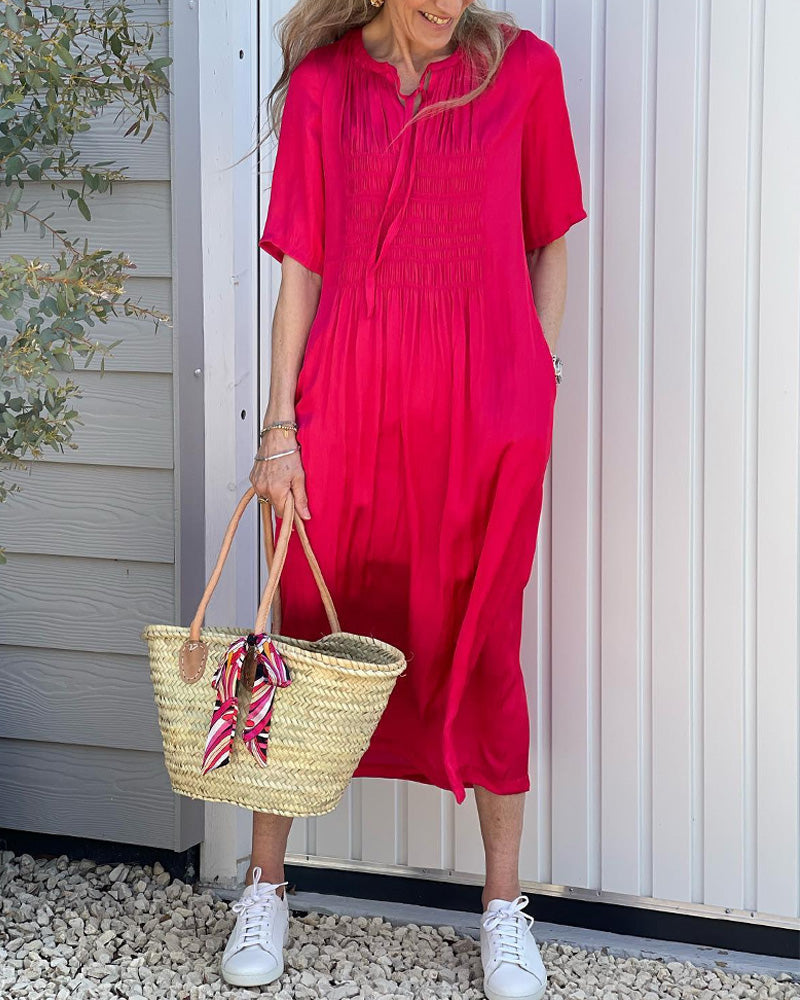 Rotes Faltenkleid mit V-Ausschnitt