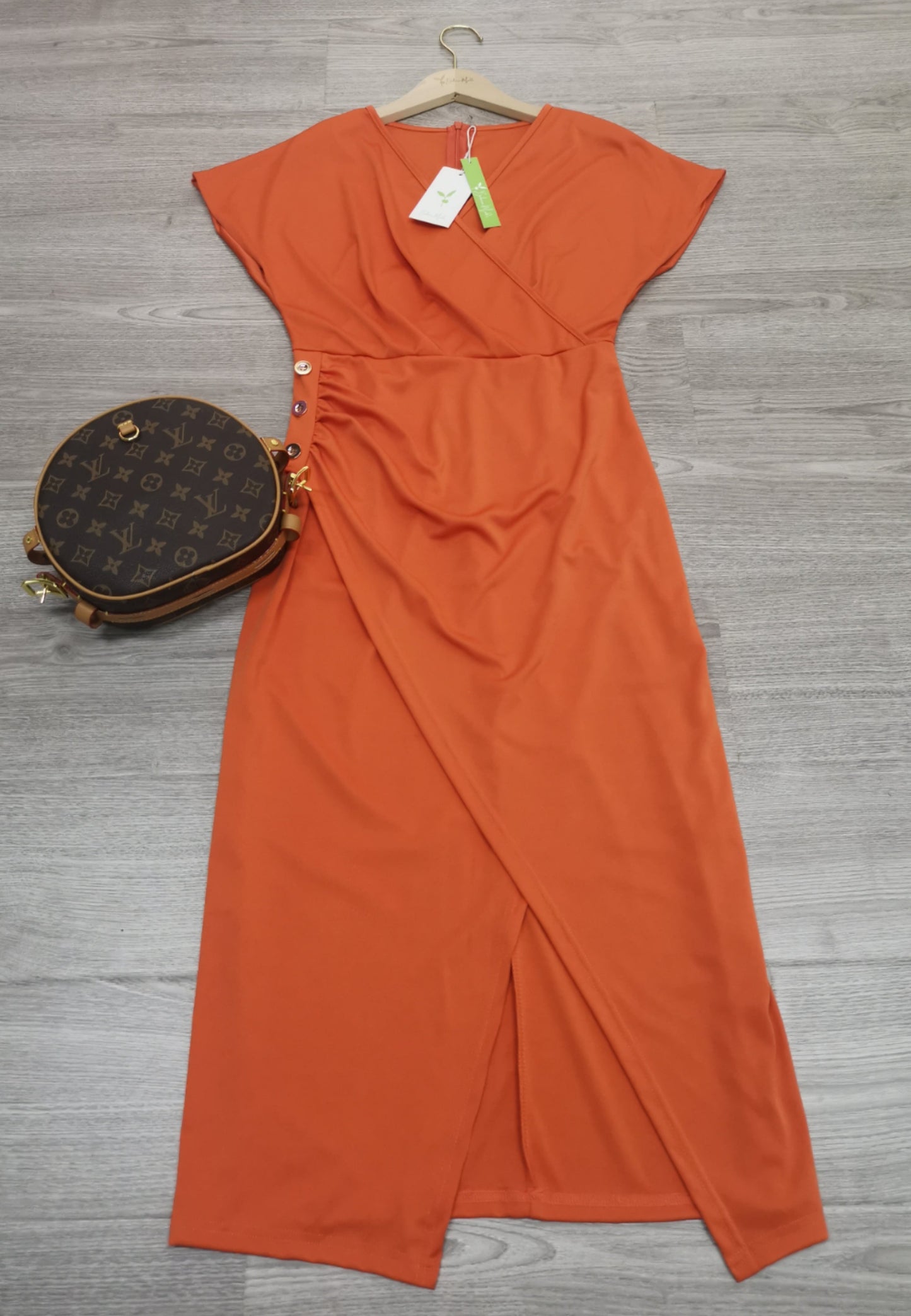 FallStil® - Orangefarbenes einfarbiges Midikleid mit V-Ausschnitt