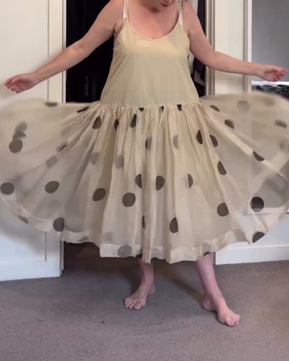 Freizeitkleid mit trägern und polka dots