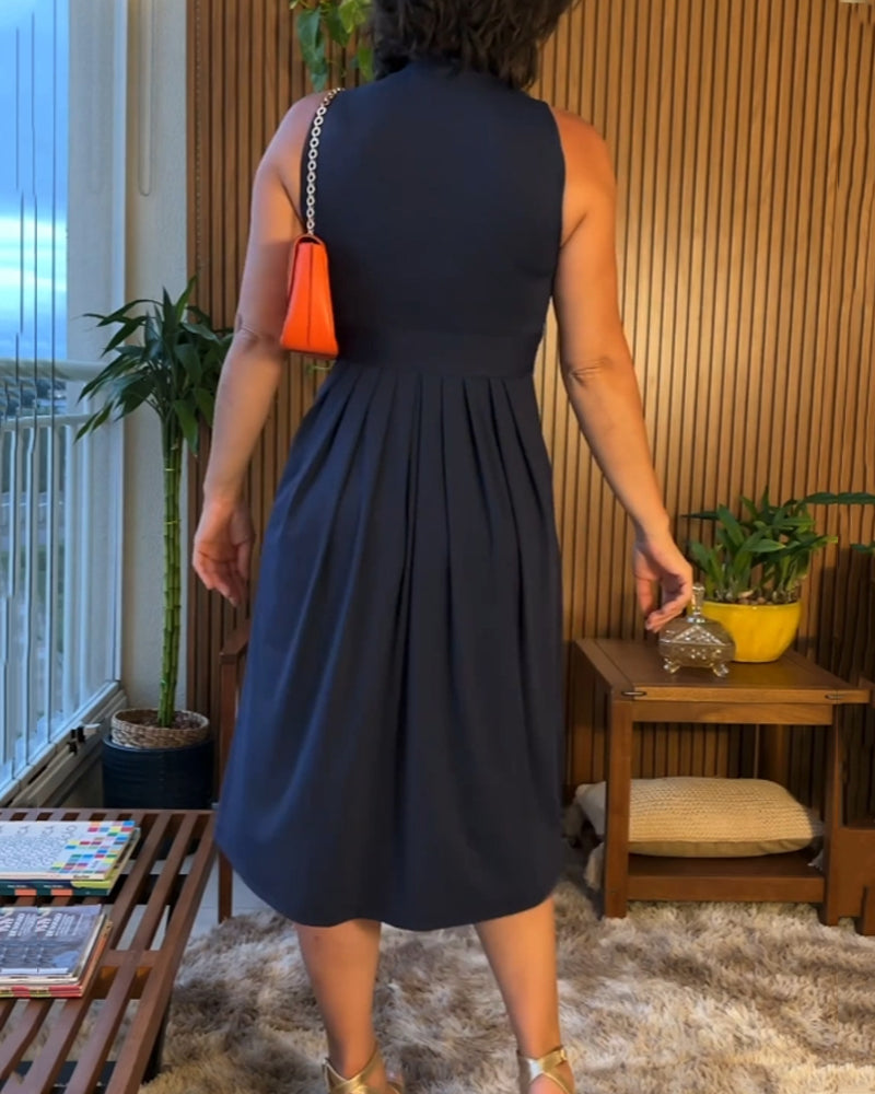 Kleid mit V-Ausschnitt, ärmellos und betonter Taille