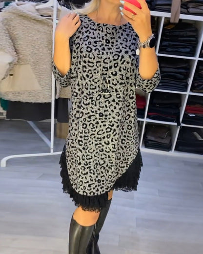 Schlankmachendes Kleid mit Leopardenmuster