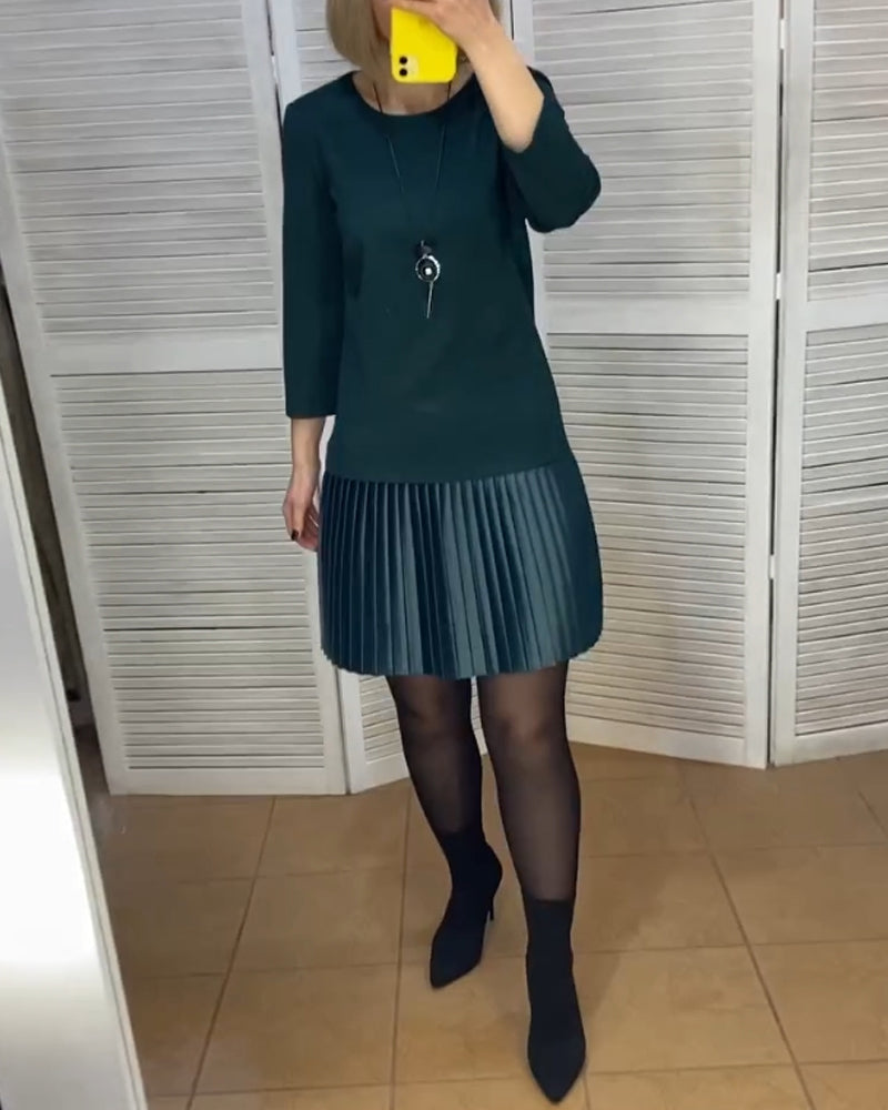 Kleid mit plissierten Einsätzen und einfarbigen Farben