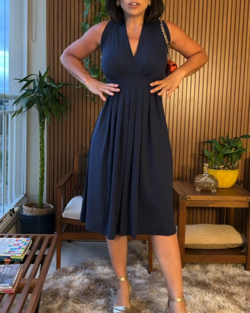 Kleid mit V-Ausschnitt, ärmellos und betonter Taille