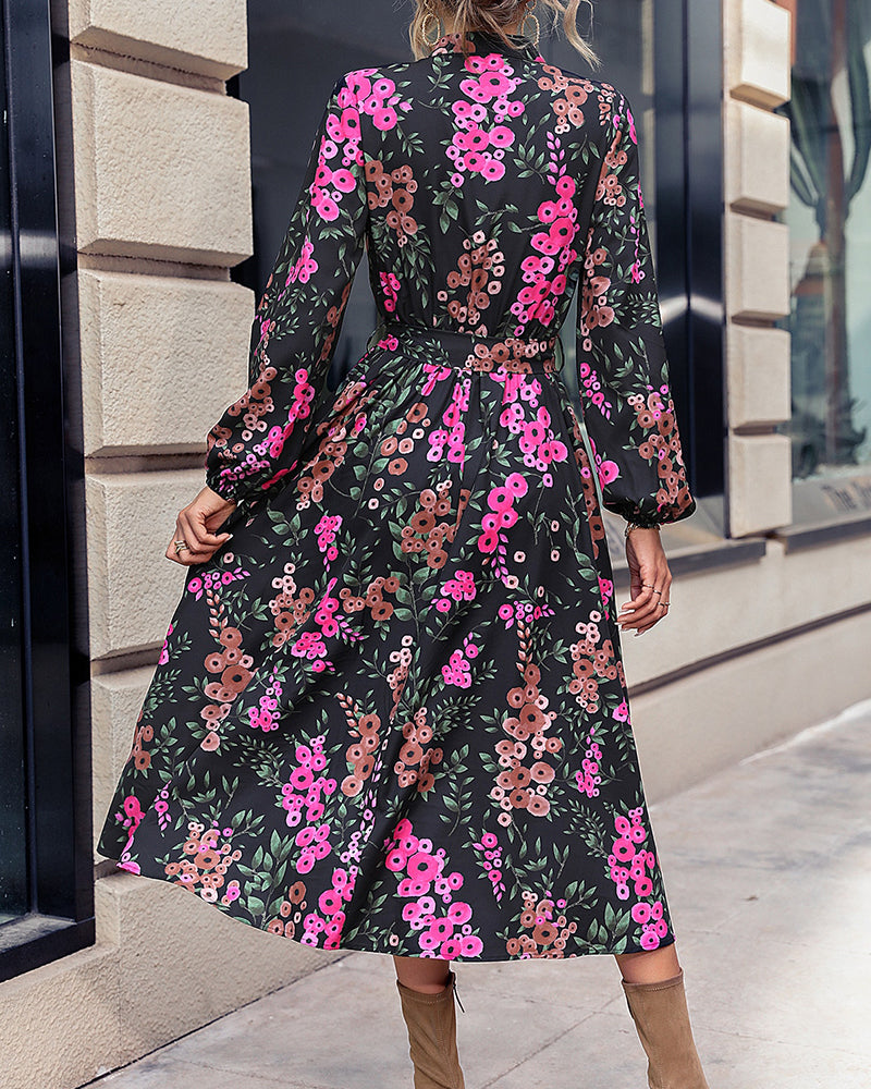 Floral bedrucktes Kleid mit V-Ausschnitt