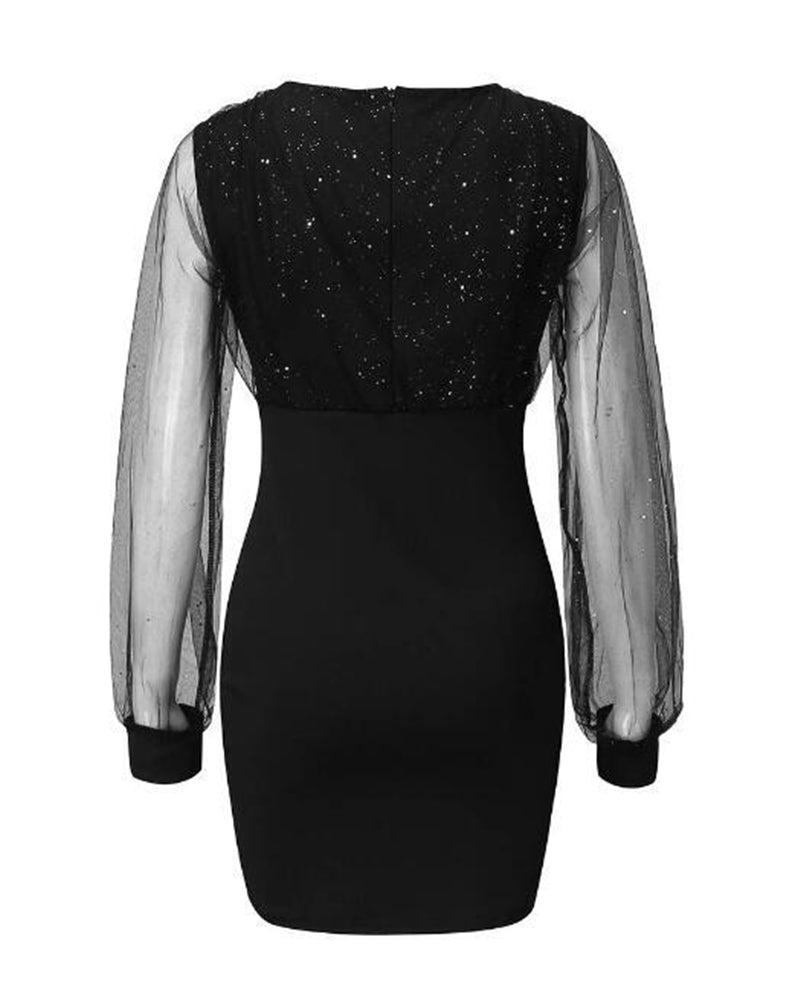 Kleid mit Mesh und V-Ausschnitt