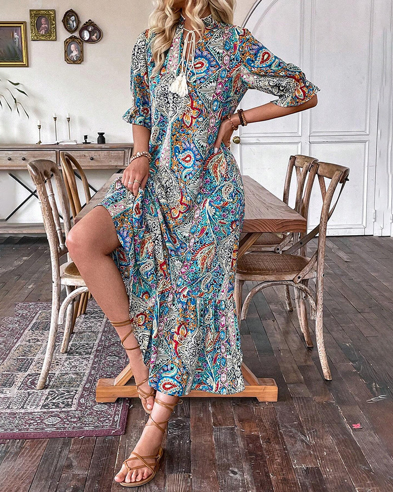 Elegantes Kleid mit halben Ärmeln und Paisley-Print