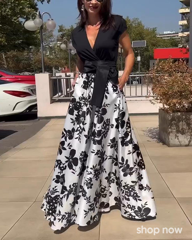 Elegantes kleid mit blumendruck und tiefen v-raglanärmeln