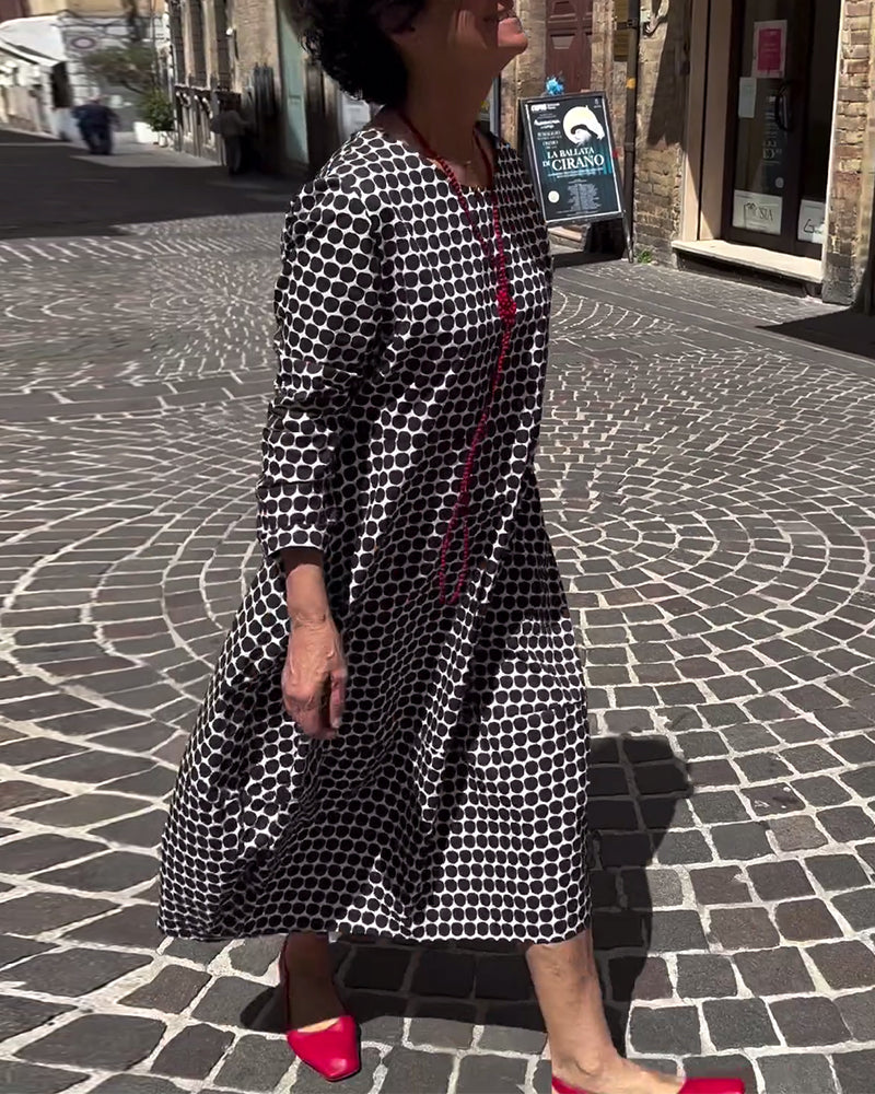 Lässiges kleid mit rundhalsausschnitt und dreiviertelärmeln und polka dot-print