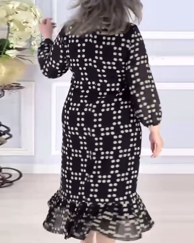 Elegantes kleid mit polka-dot-print, v-ausschnitt und neunviertelärmeln