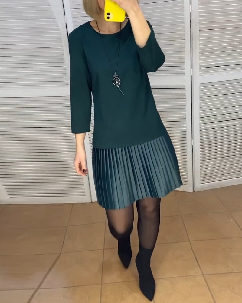 Kleid mit plissierten Einsätzen und einfarbigen Farben