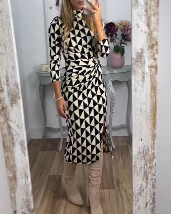 Figurbetontes Kleid mit geometrischem Print