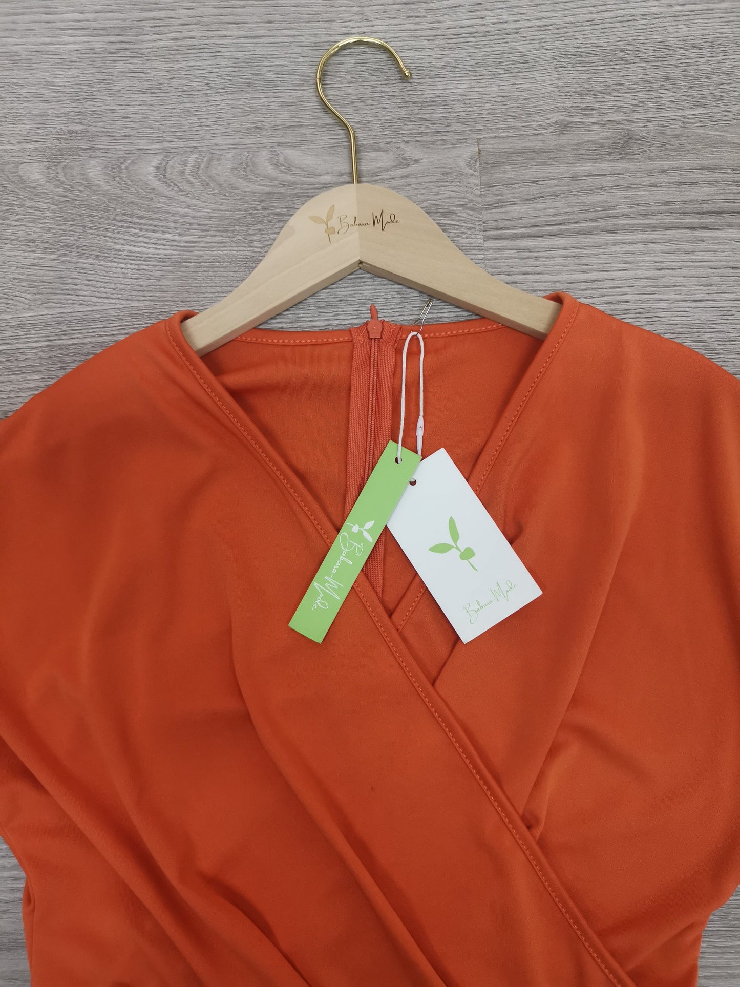 FallStil® - Orangefarbenes einfarbiges Midikleid mit V-Ausschnitt