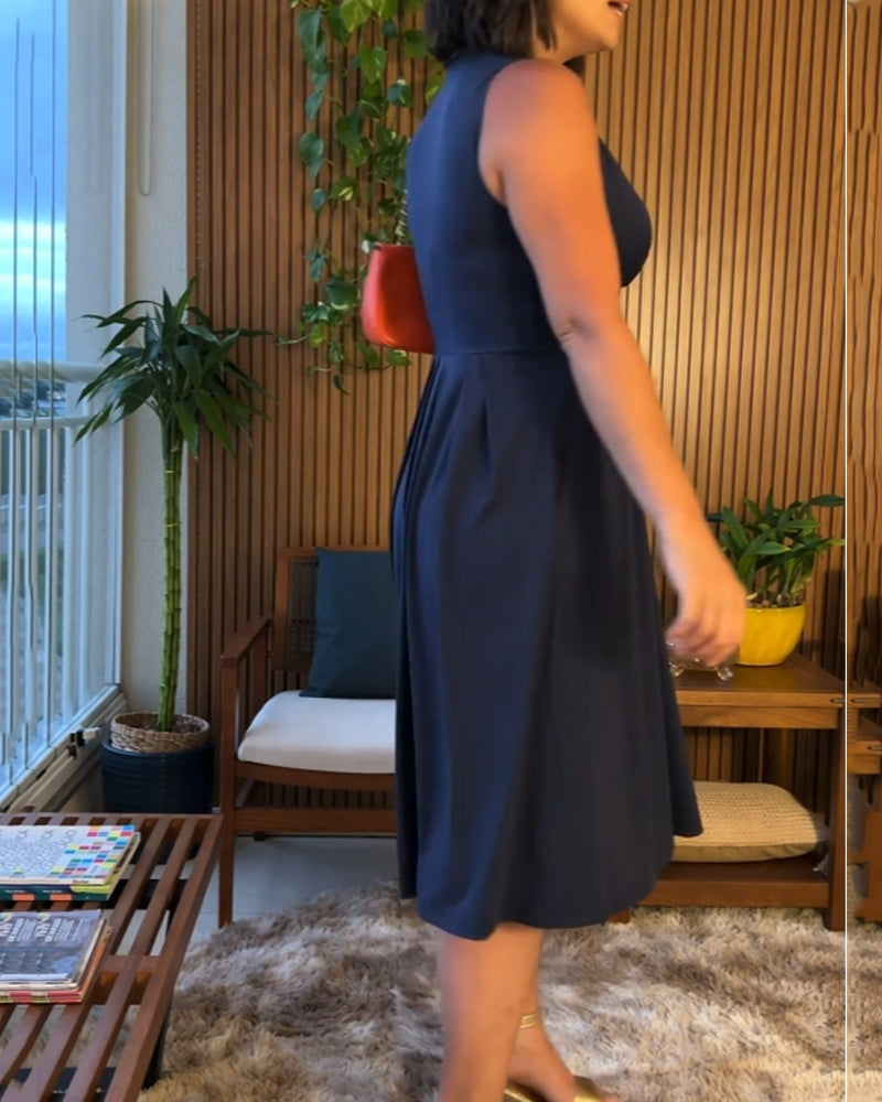 Kleid mit V-Ausschnitt, ärmellos und betonter Taille