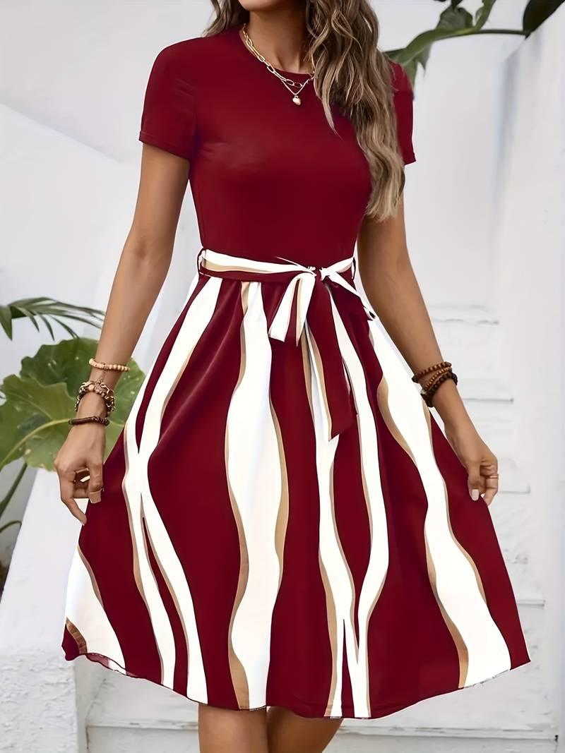 Avery – kurzärmliges kleid mit rundhalsausschnitt und abstraktem print - LOVEZOE