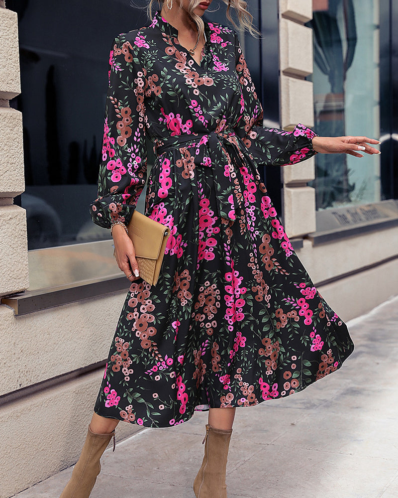 Floral bedrucktes Kleid mit V-Ausschnitt