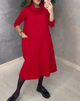 Einfarbiges Kleid mit Rollkragen und Taschen