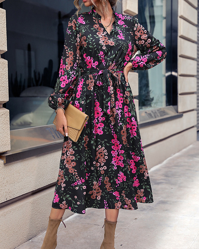 Floral bedrucktes Kleid mit V-Ausschnitt