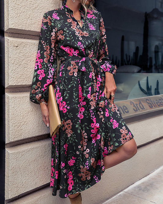 Floral bedrucktes Kleid mit V-Ausschnitt