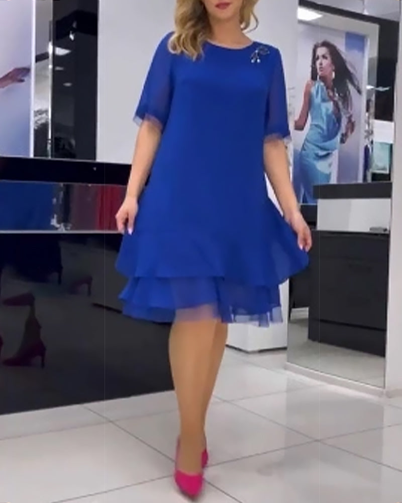 Kleid mit Rundhalsausschnitt und eleganten Rüschen