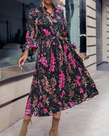 Floral bedrucktes Kleid mit V-Ausschnitt