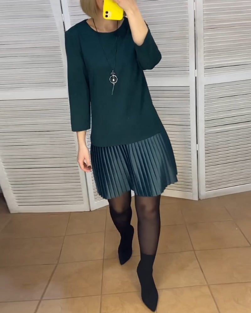 Kleid mit plissierten Einsätzen und einfarbigen Farben