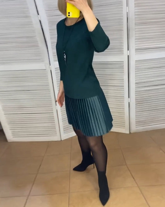 Kleid mit plissierten Einsätzen und einfarbigen Farben