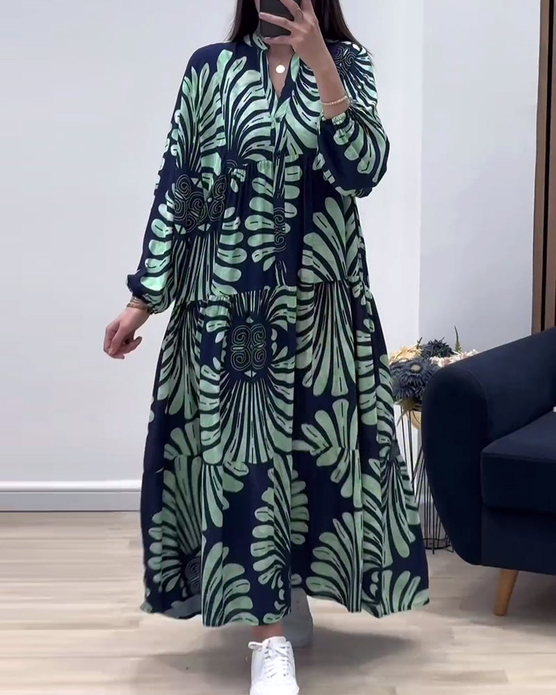 Langes kleid mit stehkragen und langen ärmeln, patchwork-print