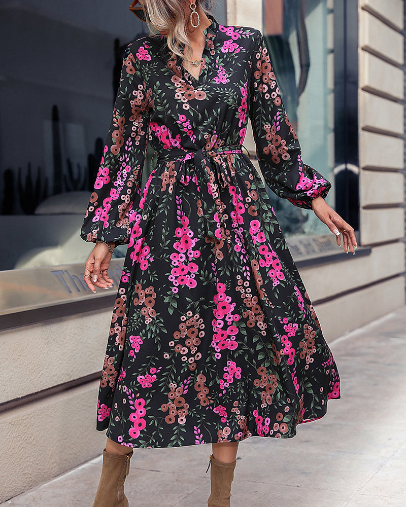 Floral bedrucktes Kleid mit V-Ausschnitt