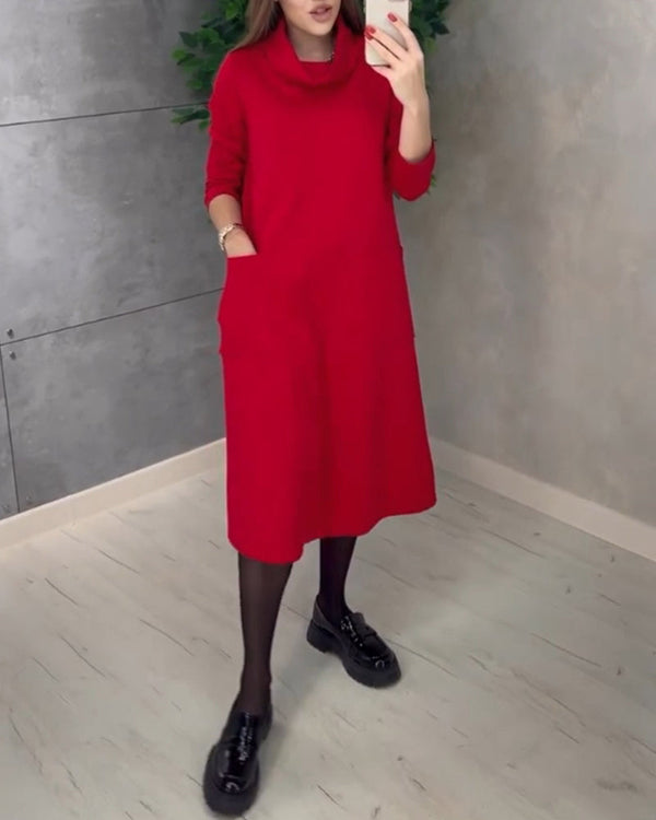 Einfarbiges Kleid mit Rollkragen und Taschen